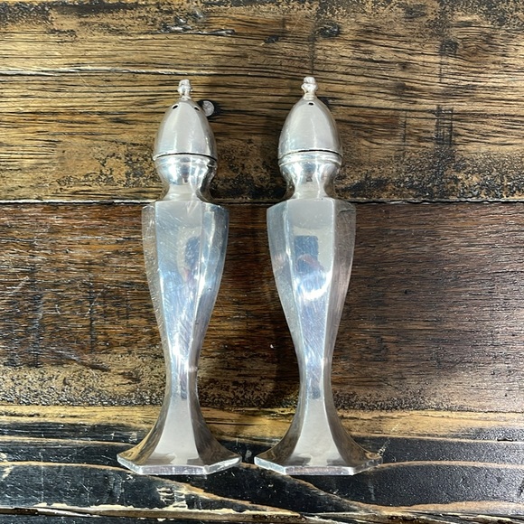 Vintage silver salt and pepper shakers - Picture 7 of 11